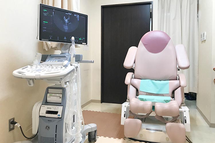 検査室：産婦人科検診用の内診台は、安心して検査を受けていただくため患者様毎にスタッフが対応